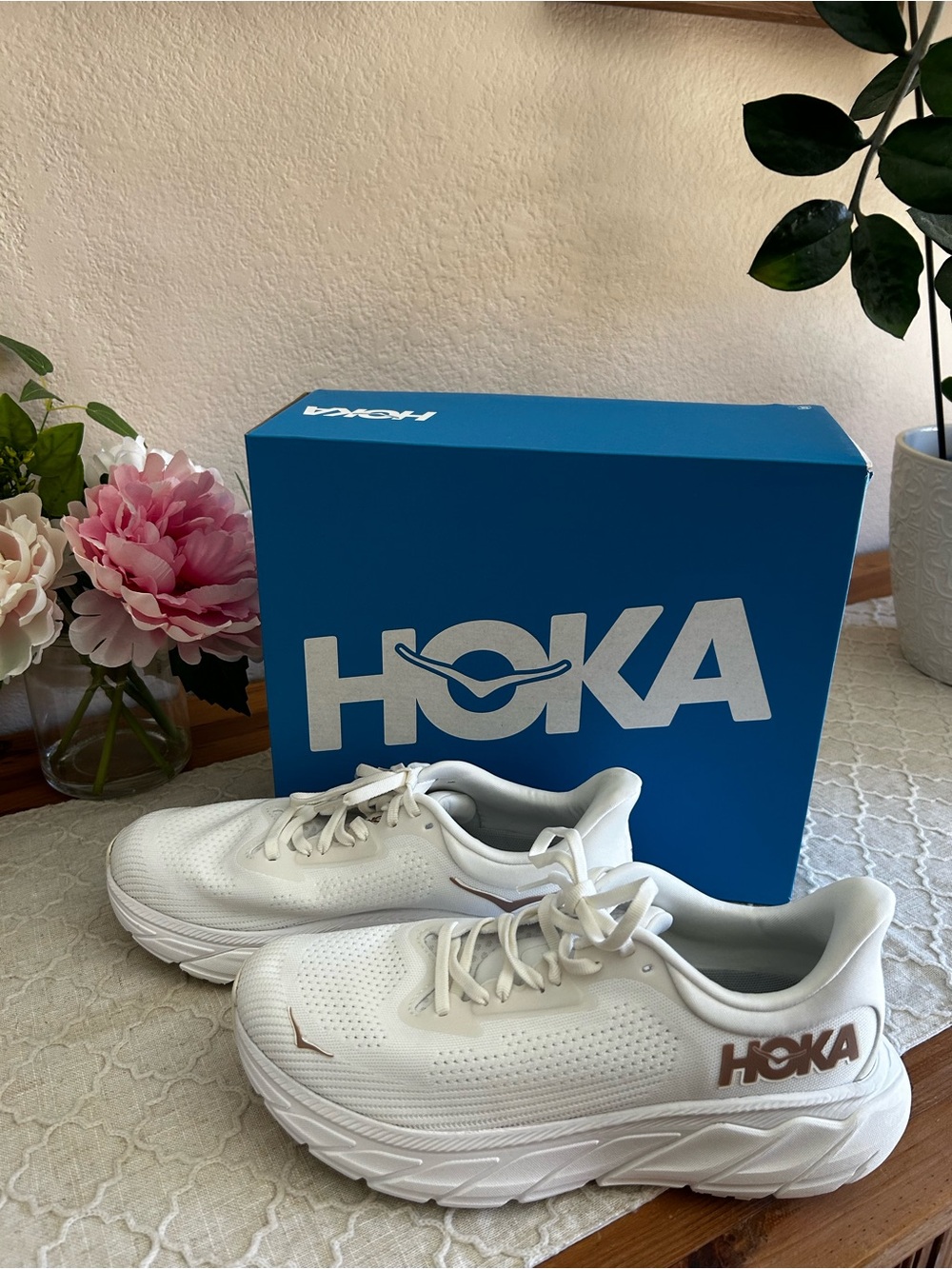 Hoka Women’s Arahi 7, Brand new, Size 9, White Running Shoes, Brown Logo Accent